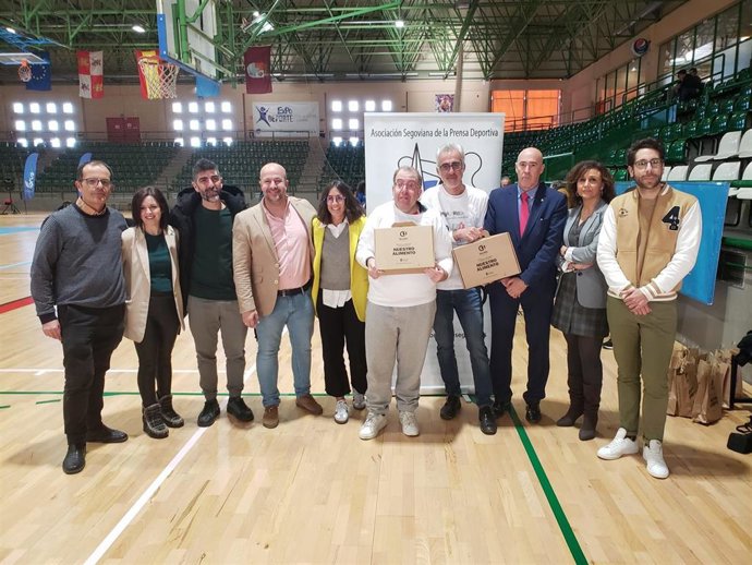 El actor de 'Campeones', José de Luna (centro), con representantes de la ASPD, del Ayuntamiento de Segovia y de la Diputación