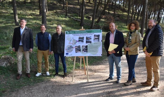 Martínez (3 izda), en uno de los caminos forestales donde interviene la Junta en Rute.