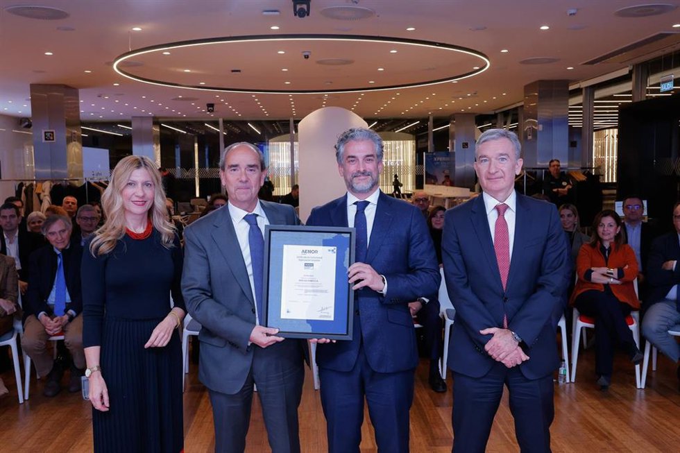 Entrega del certificado AENOR a Ibercaja.