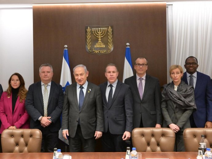 El primer ministro israelí, Benjamin Netanyahu, junto a embajadores de Naciones Unidas