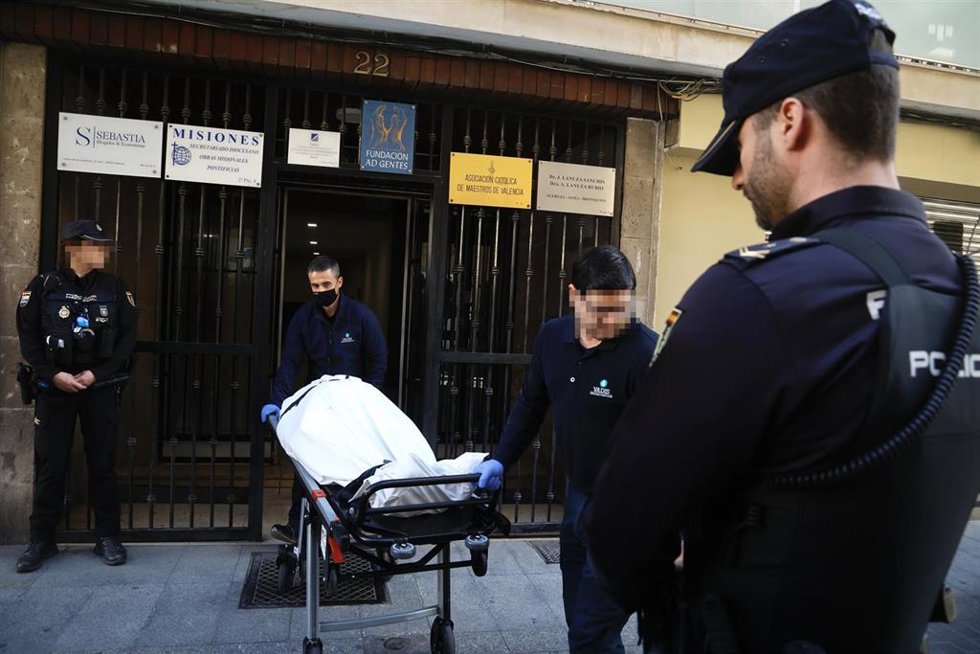 Momento en el que sacan el cadáver del canónigo de su domicilio en Valncia