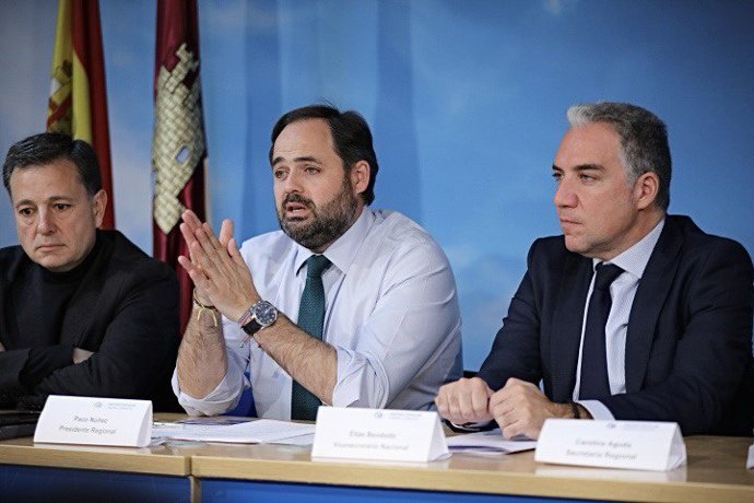 El presidente del PP en Castilla-La Mancha, Paco Núñez, y el vicesecretario de Política Autonómica y Local del PP, Elías Bendodo, en Albacete