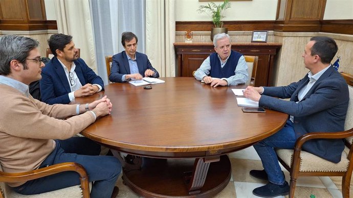 Reunión del subdelegado del Gobierno en Almería, José María Martín, y Francisco Baratech, el presidente de Acuamed
