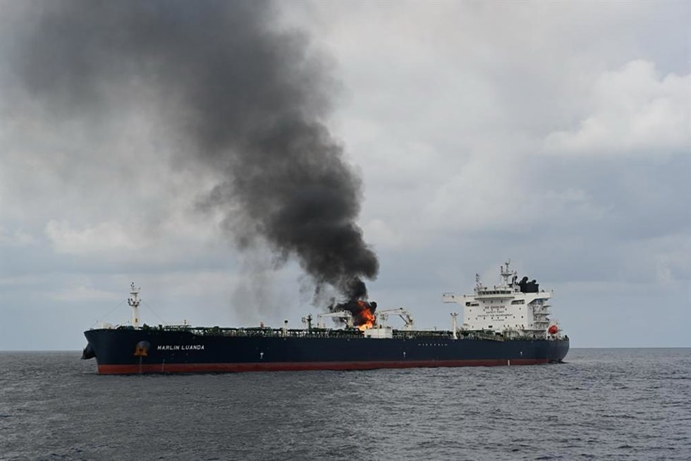 El buque 'Marlin Luanda' en llamas tras ser alcanzado por un ataque de los rebeldes hutíes de Yemen