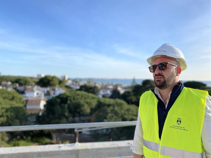 El alcalde de El Puerto de Santa María (Cádiz), Germán Beardo, en la zona del Cangrejo Rojo