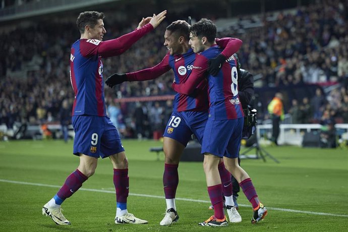 Barcelona's Vitor Roque (C) celebrates with teammates after scoring their side's first goal during the Spanish Primera Division (LaLiga) soccer match between FC Barcelona and CA Osasuna at Lluis Companys Olympic Stadium