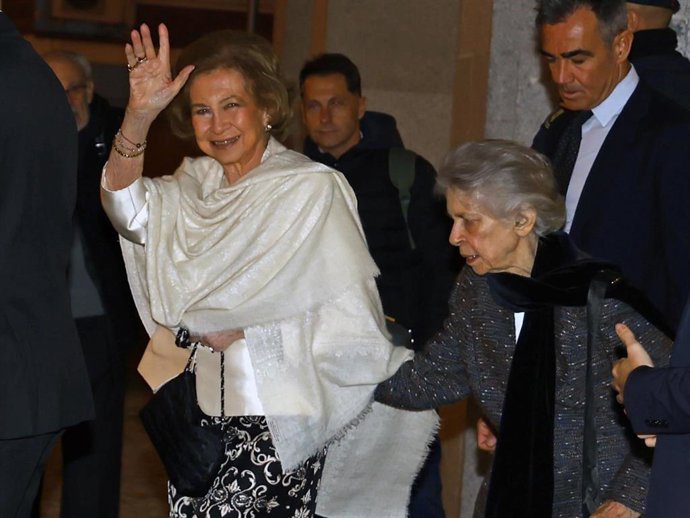 La Reina Sofía y su hermana Irene salen del Auditorio Nacional donde han asistido al concierto de Zubin Mehta con la Filarmónica de Múnich y el pianista Yefim Bronfman