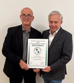 Ceremonial presentation of the certificate for the Top Tour Operator award by tourVERS Managing Director Michael Wäldle