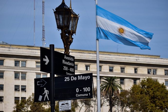 Archivo - May 20, 2023, Buenos Aires, Ciudad Autonoma de Buenos Aires, Argentina: An Argentinian flag waves over the Rivadavia Avenue and the 25 of may street on May 20 2023 in Buenos Aires, Argenitna.