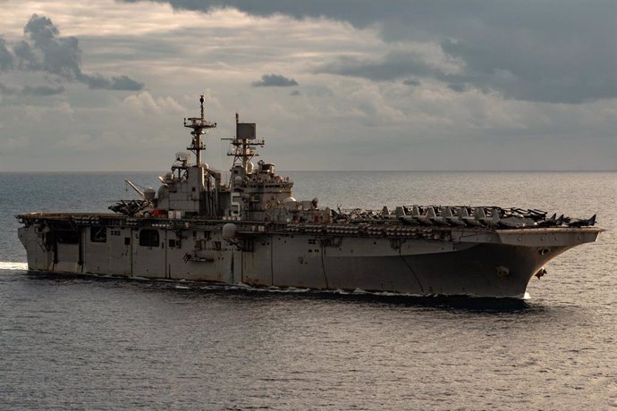 Archivo - El buque de asalto anfibio USS Bataan, clase Wasp de la Marina de EEUU, realizando tareas de seguridad marítima en apoyo de la 'Operación Guardián de la Prosperidad'