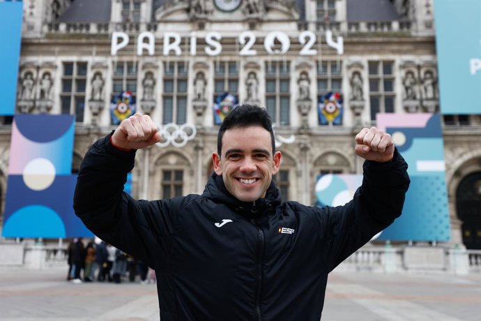 El marchador español Diego García Carrera posa delante del Ayuntamiento de París, adornado con el logotipo de los Juegos Olímpicos que se disputarán en la capital francesa este próximo verano.
