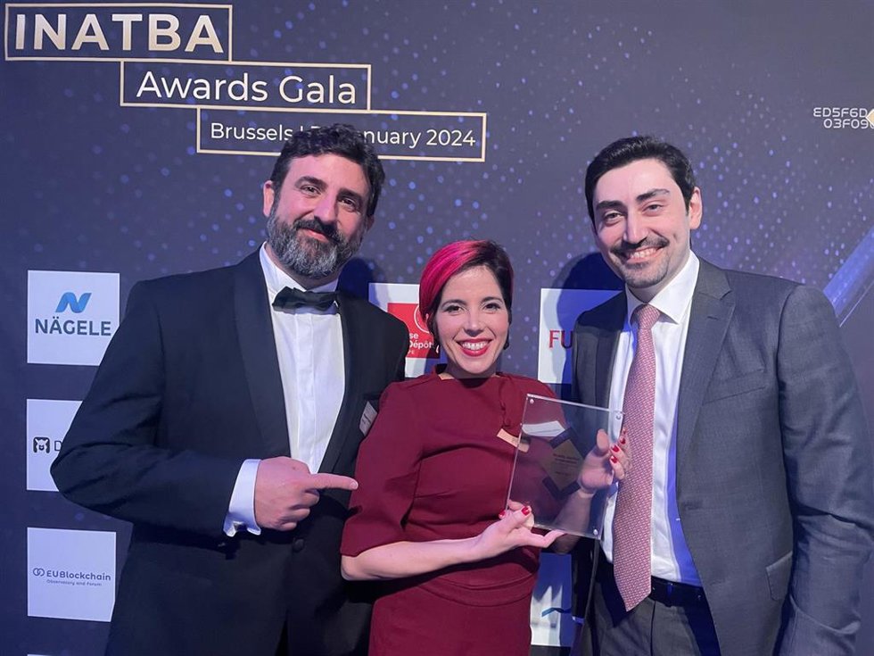 Miguel Ángel Calero, responsable de Tecnologías Emergentes, y Nuria Rodríguez, Consultora de Innovación de Izertis, en la entrega de premios.