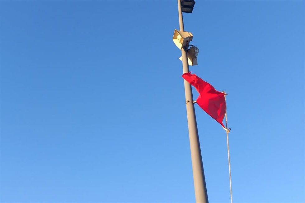 Archivo - Bandera roja en la playa de Bajamar, a 10 de enero de 2023, en Tenerife, Canarias (España). Restos de pellets han sido localizados este miércoles, 10 de enero, en la costa de Bajamar, en el municipio de La Laguna. Por ello, el Ejecutivo region