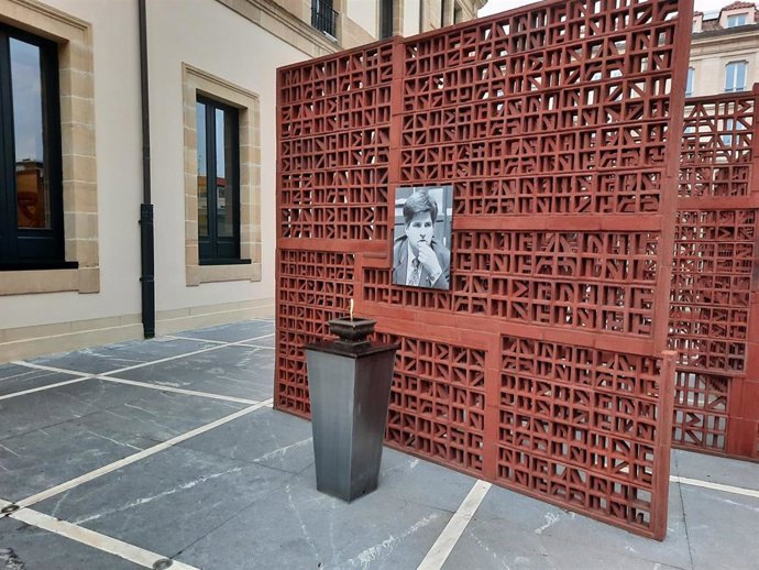 En el exterior de la Cámara, se ha colocado una fotografía de Ordóñez y se mantendrá encendido un pebetero frente a la escultura en memoria de las víctimas del terrorismo,