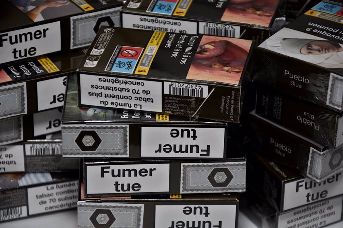 Archivo - December 31, 2023, France: In this photo illustration, cigarette packets are piled up. From January 1, 2024, most packs of 20 cigarettes will cross the symbolic bar of 12 euros. Cigars, heating tobacco and packets of rolling tobacco are also aff