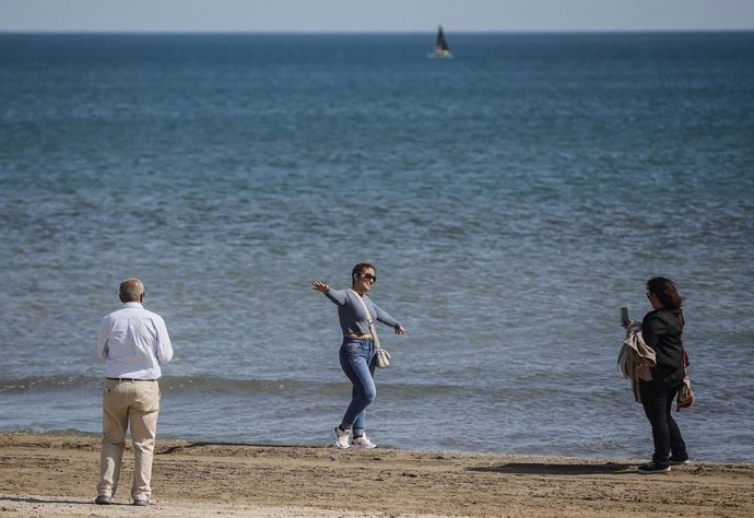 Archivo - Diverses persones a a platja de la Malva-rosa