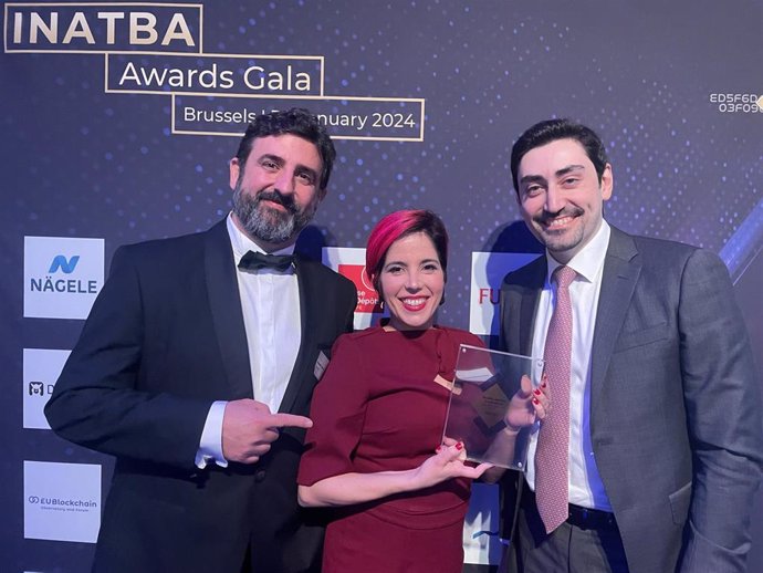 Miguel Ángel Calero, responsable de Tecnologías Emergentes, y Nuria Rodríguez, Consultora de Innovación de Izertis, en la entrega de premios.