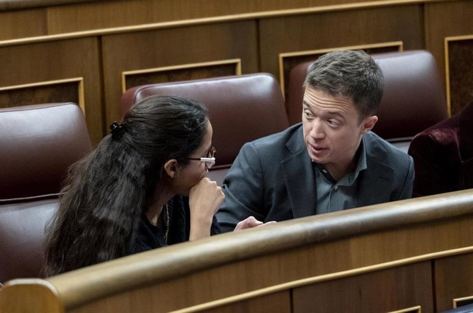 El líder de Más País, Iñigo Errejón (d), durante una sesión plenaria, en el Congreso de los Diputados, a 30 de enero de 2024, en Madrid (España).