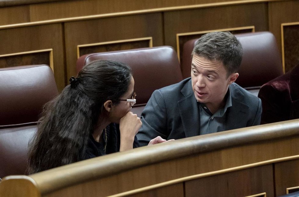 El líder de Más País, Iñigo Errejón (d), durante una sesión plenaria, en el Congreso de los Diputados, a 30 de enero de 2024, en Madrid (España).