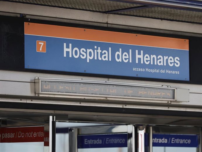 Archivo - Cartel de la estación de Metro de la línea 7, de Hospital del Henares, 