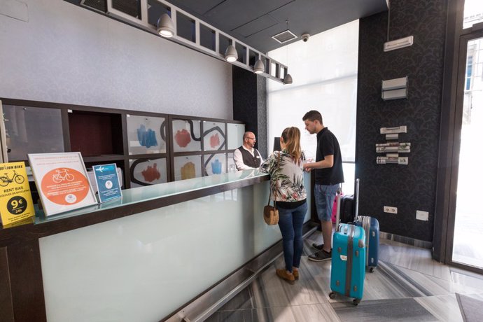 Una pareja registrándose en un hotel