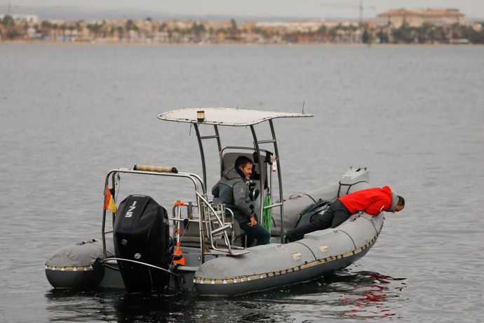 Un efectivo de la Guardia Civil en una lancha durante la búsqueda coordinada en el Mar Menor del joven desaparecido, en el Club Náutico Mar Menor, a 21 de enero de 2024, en Los Alcázares, Murcia, Región de Murcia (España). 