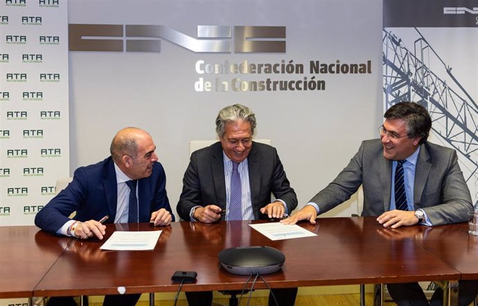 El presidente de ATA (izda), Lorenzo Amor, y el presidente de CNC Autónomos (centro), Rafael Sánchez Alcalá, firman la integración de CNC Autónomos en ATA