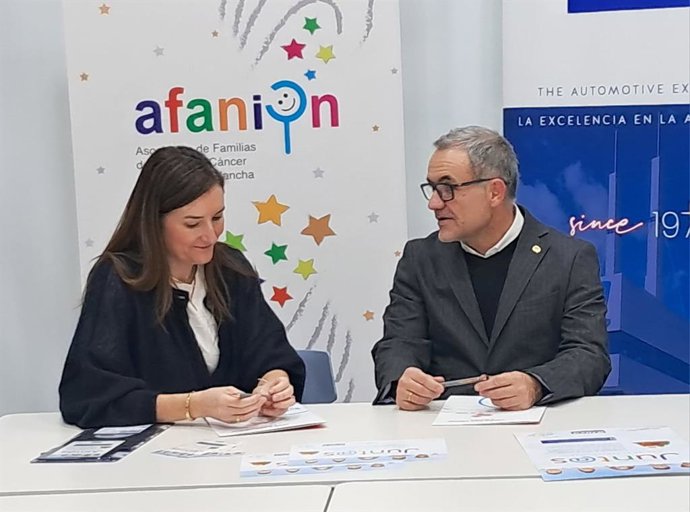 Firma del acuerdo entre Afanion y la empresa Ajusa.