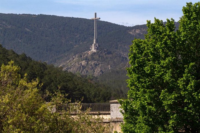 Archivo - La cruz del Valle de Cuelgamuros desde el embalse de La Jarosa,  a 21 de abril de 2023, en Guadarrama, Madrid (España). 