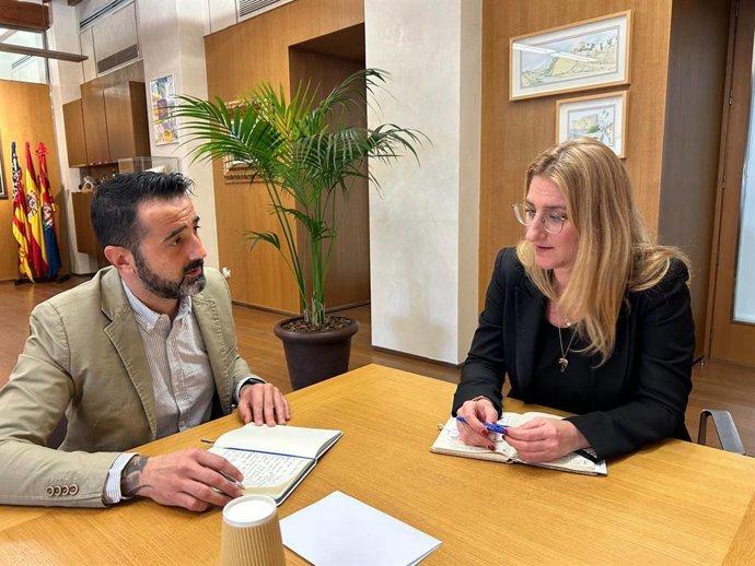 La concejala de Empleo y Fomento del Ayuntamiento de Alicante, Mari Carmen de España, y su homónimo en el Ayuntamiento de Elche, Samuel Ruiz