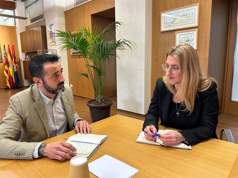 La concejala de Empleo y Fomento del Ayuntamiento de Alicante, Mari Carmen de España, y su homónimo en el Ayuntamiento de Elche, Samuel Ruiz