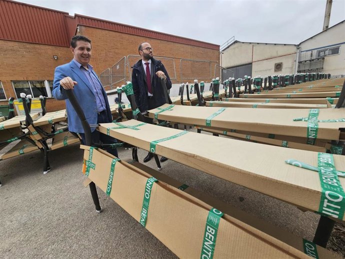 El presidente de la Diputación, Santiago Cabañero, y el vicepresidente, Fran Valera, con los bancos.