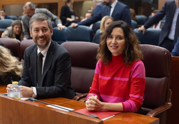 El Consejero de Presidencia, Justicia y Administración Local y es portavoz del gobierno de la Comunidad de Madrid, Miguel Ángel García Martín, y la Presidenta de la Comunidad de Madrid, Isabel Díaz Ayuso, durante un pleno de la Asamblea de Madrid