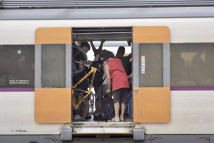Archivo - Varias personas en el interior de un tren en Vilanova i la Geltrú, una de las estaciones afectadas, a 16 de agosto de 2023, en Vilanova i la Geltrú, Barcelona, Catalunya (España)
