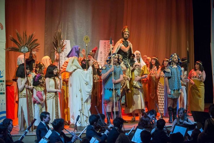 Archivo - Un fragmento de la zarzuela 'La Corte del Faraón' representada en el Espacio Turina, en foto de archivo.