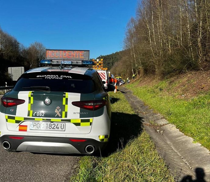 Archivo - Intervención de la Guardia Civil en un accidente de tráfico en una imagen de archivo. 