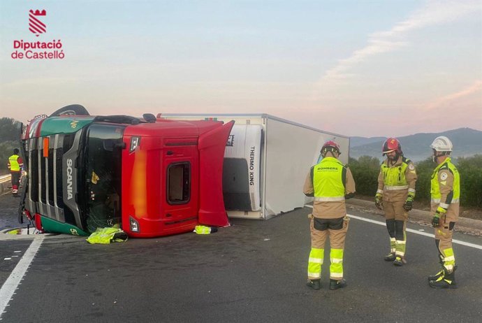 Un camió ha bolcat i ha tallat la via