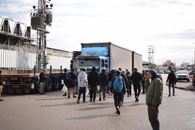 Activistas israelíes bloquean la salida de camiones con ayuda para la Franja de Gaza en el puerto de Ashdod