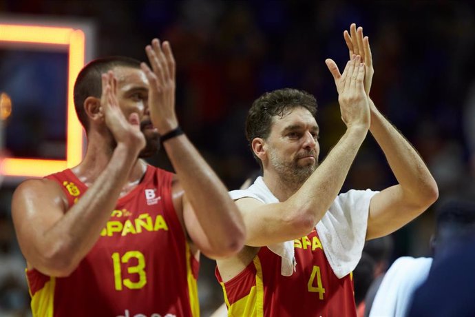Archivo - Marc Gasol of Spain and Pau Gasol of Spain during friendly match between Spain and France to preparation to Tokyo 2021 Olympics Games at Martin Carpena Stadium on July 08, 2021 in Malaga, Spain