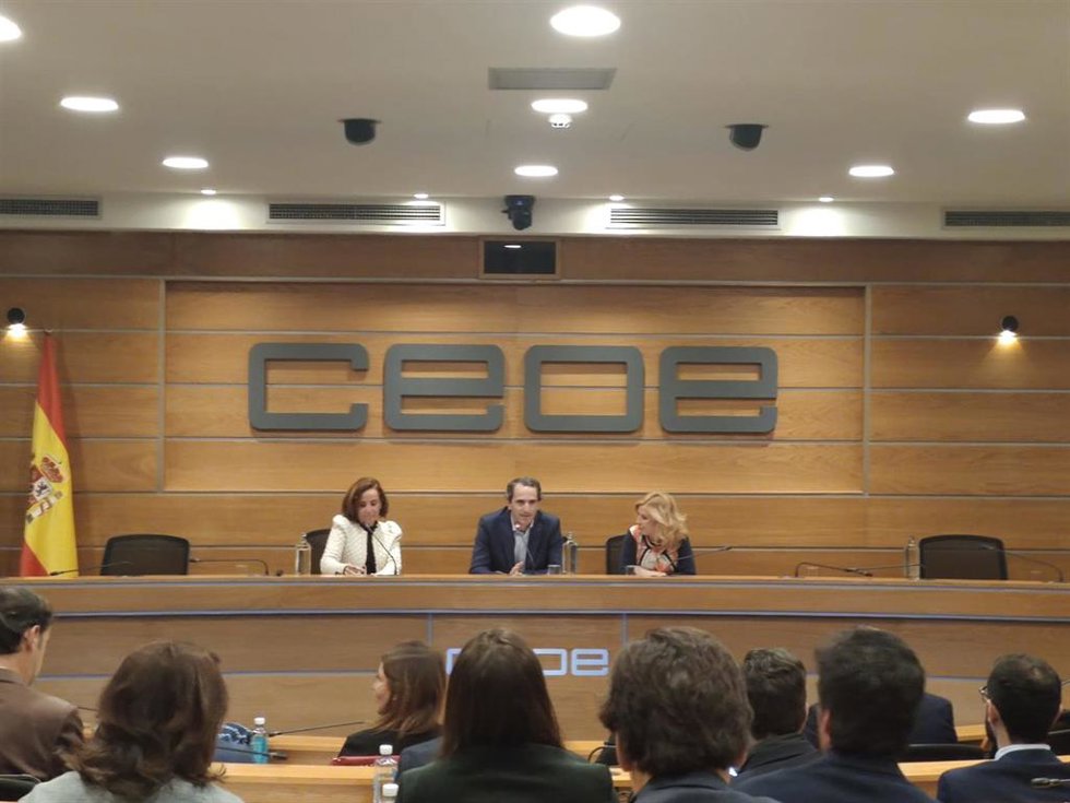 El presidente Marcas de Restauración, Borja Hernández de Alba,y  la directora del departamento de Empleo, Diversidad y Protección social de CEOE, Rosa Santos, enn unas jornadas en la CEOE
