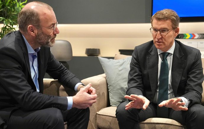 El líder del PP, Alberto Núñez Feijóo, se reúne con el presidente del PPE, Manfred Weber, en Bruselas.