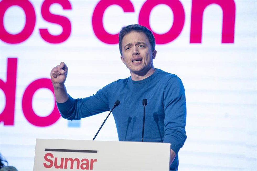 El líder de Más País, Iñigo Errejón, interviene durante la puesta de largo de la candidata de Sumar Galicia, Marta Lois, en el Auditorio Mar de Vigo, a 12 de enero de 2024, en Vigo, Pontevedra, Galicia (España).