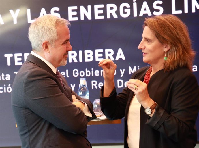 La vicepresidenta tercera del Gobierno y ministra para la Transición Ecológica y el Reto Demográfico, Teresa Ribera, en un foro informativo organizado por la Cadena SER en Sevilla.