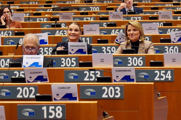 La presidenta del Govern, Marga Prohens, y la eurodiputada del PP Rosa Estars.