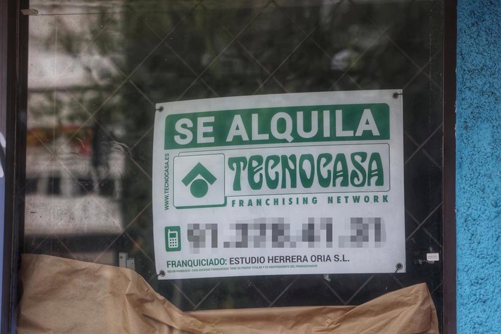 Archivo - Cartel de se alquila