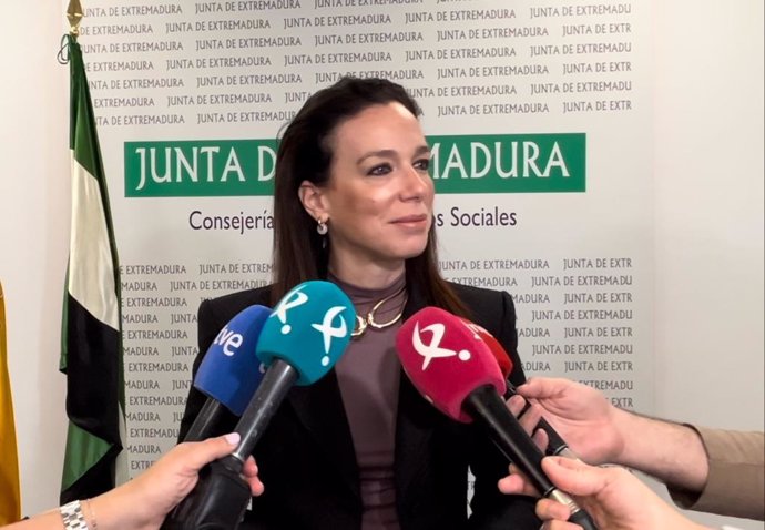 La consejera de Salud y Servicios Sociales, Sara García Espada, atiende a los medios en Mérida