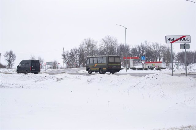 Vehículos militares cerca del lugar del siniestro de un avión de carga de Rusia en la región de Bélgorod, cerca de la frontera con Ucrania (archivo)