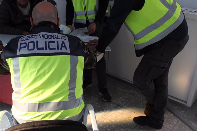 Agentes de la Policía Nacional desarticulan una organización dedicada a suplantar la identidad para la obtención de la nacionalidad española.