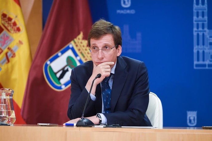 Archivo - El alcalde de Madrid, José Luis Martínez Almeida, durante una rueda de prensa tras la Junta de Gobierno, en el Palacio de Cibeles. Archivo.