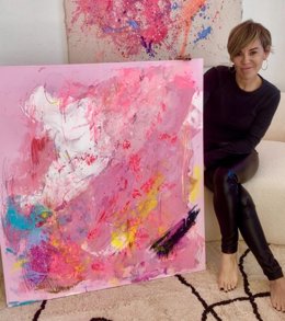 Nina en su nuevo estudio posando con "Borne".